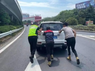 高速路上的铁架英雄，80斤铁架徒手拖走，责任与英勇并存的平凡英雄