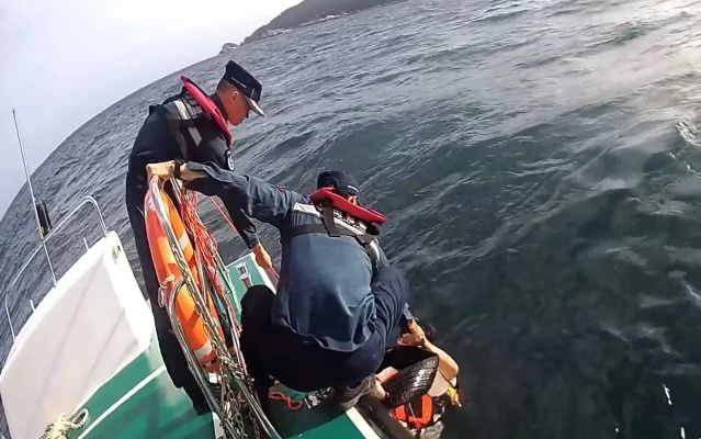 海中呼救获救，游客的温暖救援行动